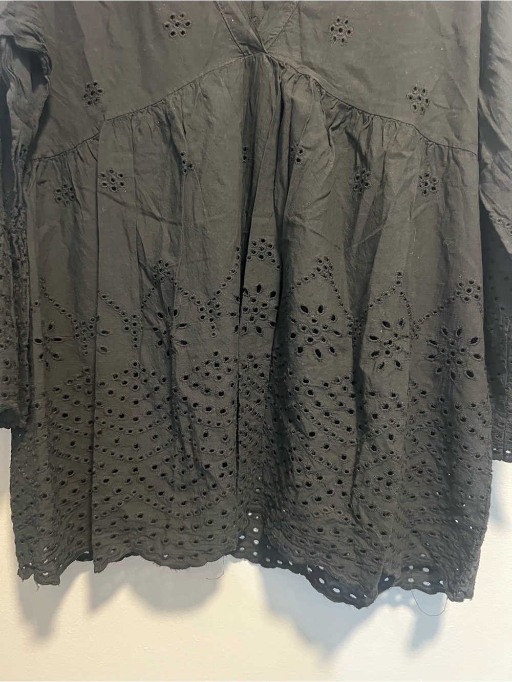 Pronto moda dolce vita Black Eyelet V-Neck Tunic Top - Women size L - Picture 3 of 10